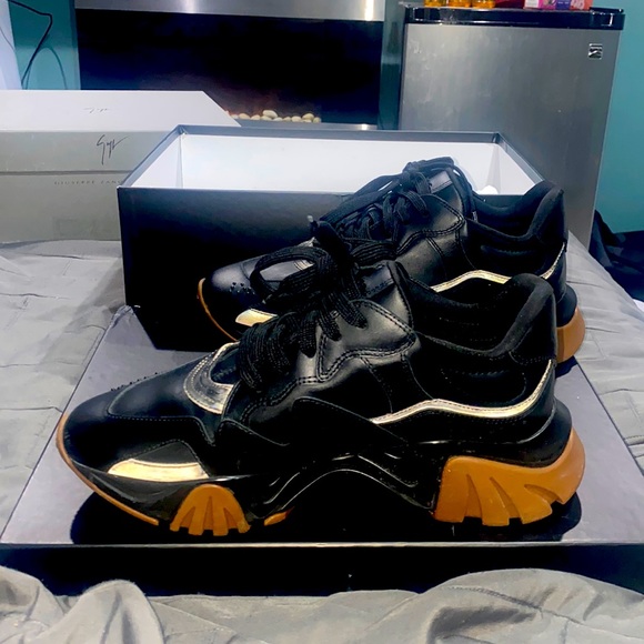VERSACE SNEAKERS - Picture 3 of 3